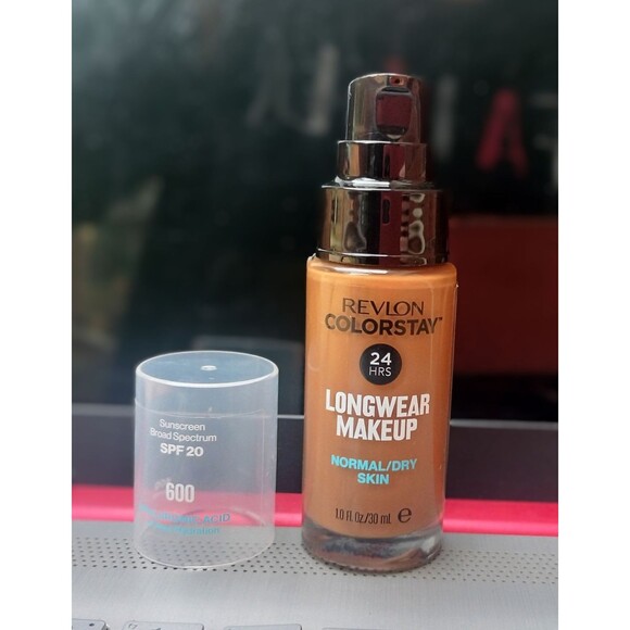 Revlon ColorStay Longwear Makeup 600 Cinnamon SPF 20 For Normal/Dry Skin 24HR Hy - Picture 9 of 10